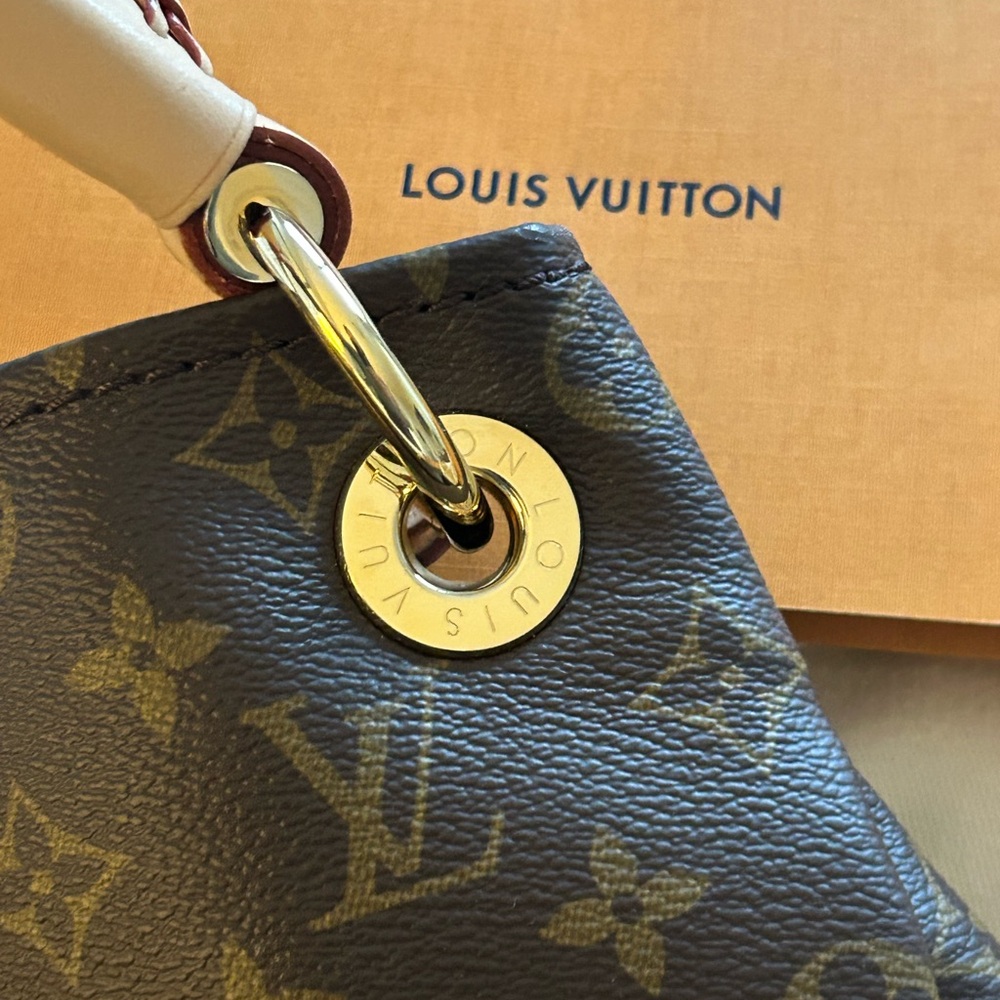 Authentic Louis Vuitton Artsy MM – Monogram Canvas - Picture 11 of 15